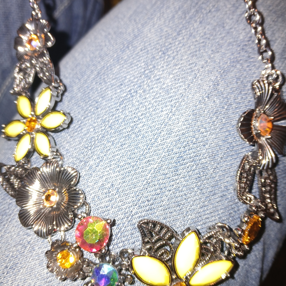 Elegant Floral Necklace with Silver and Yellow Details